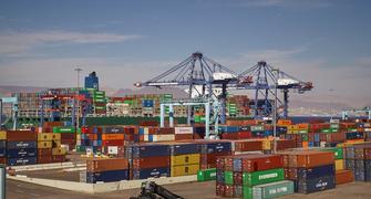 اقتصاديون: نمو الصادرات الوطنية في 2025 يعكس قوة الاقتصاد وتحسن تنافسيته