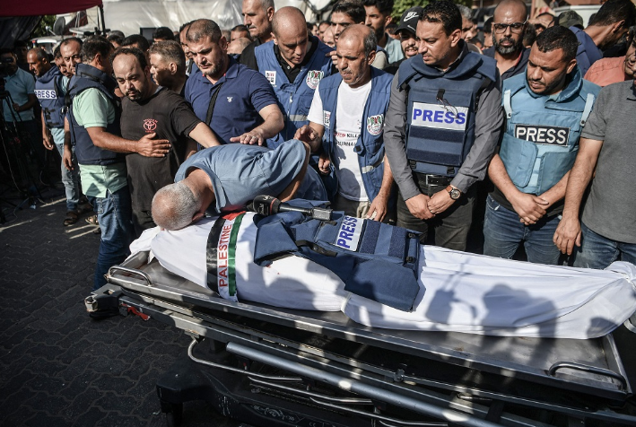 الاحتلال يواصل استهداف الصحفيين وسط صمت العدالة الدولية