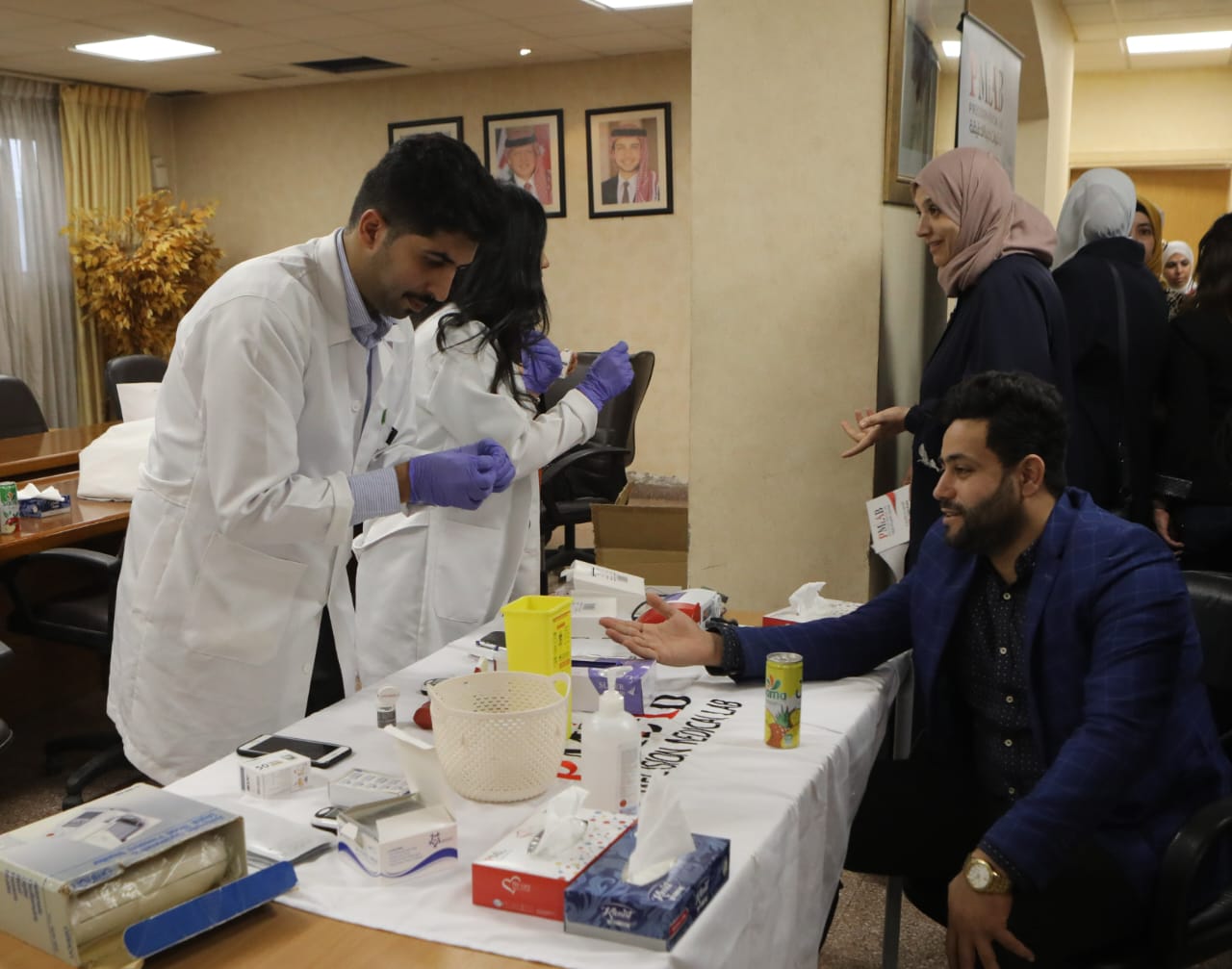 الأشغال ومجموعة (PMlab) تقيمان يوما طبيا مجانيا لموظفي الوزارة