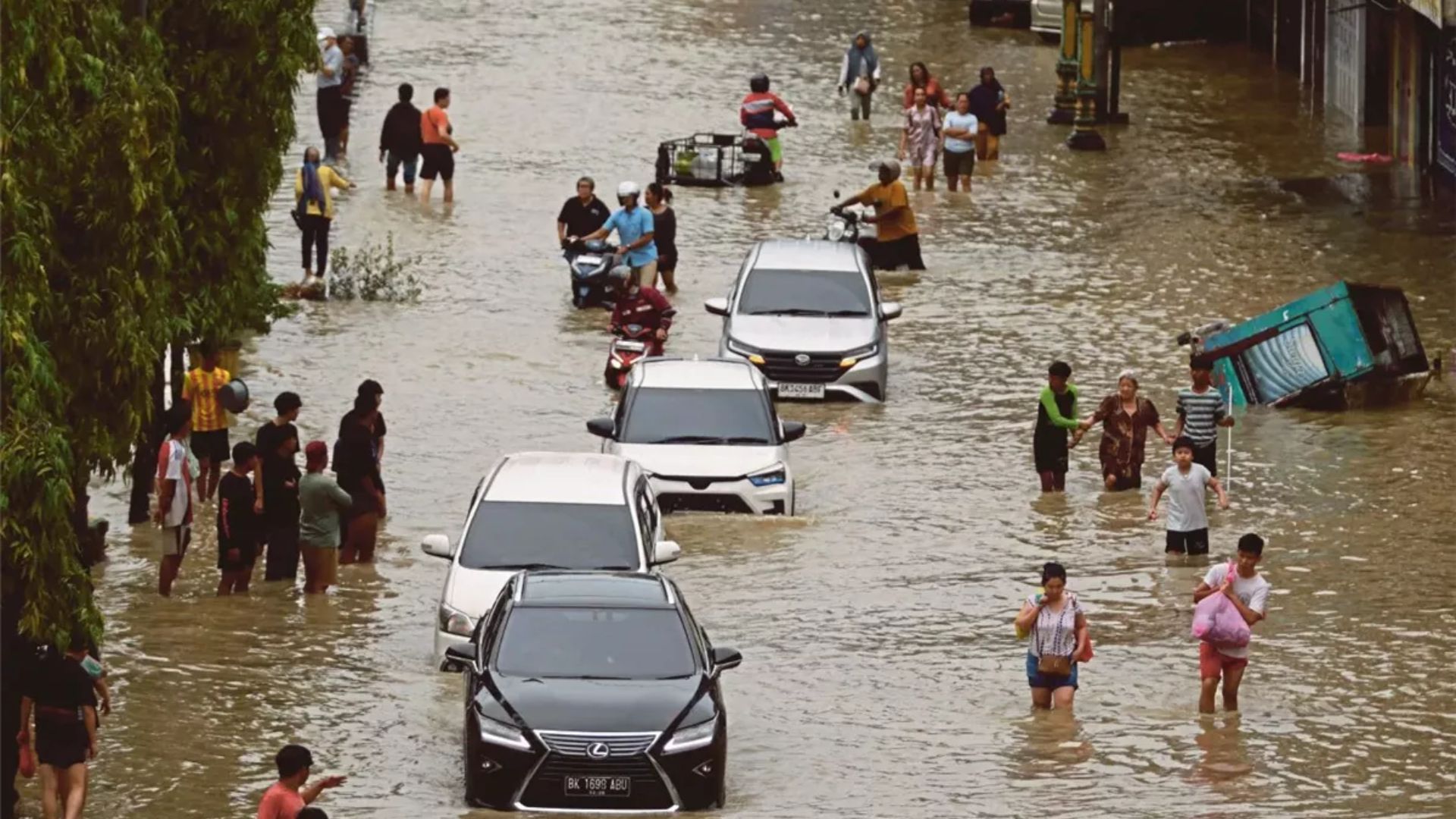 ارتفاع حصيلة ضحايا الفيضانات في إندونيسيا 