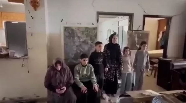 جندي "إسرائيلي" يفتخر باختطاف عائلة فلسطينية من غزة ..  ماذا عن مصيرها؟