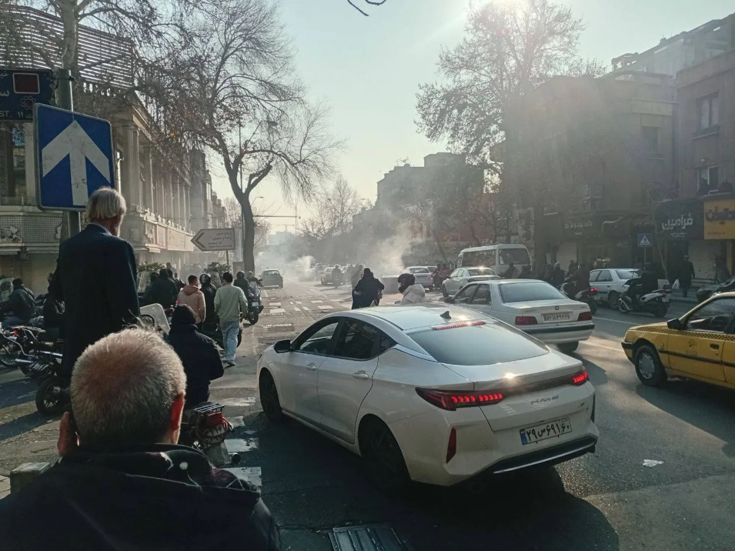 احتجاجات جديدة في بازار طهران… والسلطات تُشدد قيود الإنترنت