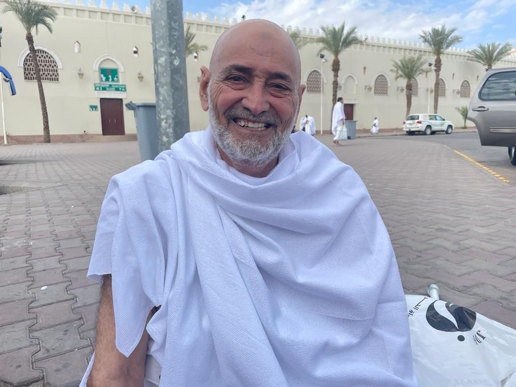 أب لثلاثة أسرى  ..  مسن غزاوي يحقق حلمه بزيارة بيت الله الحرام