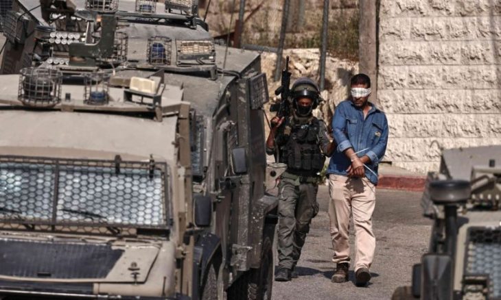 القوات الإسرائيلية تعتقل 40 فلسطينيا من مدن الضفة والقدس