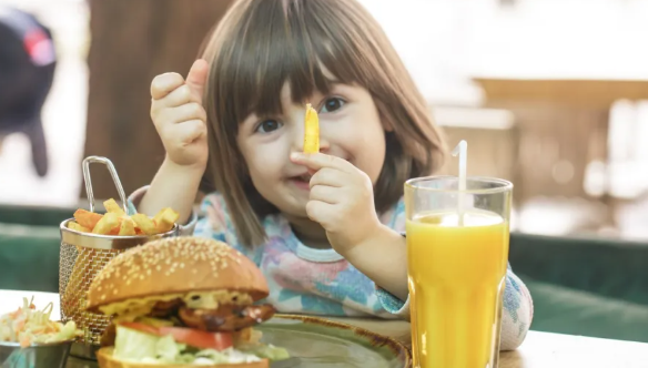 وفقاً لأخصائية تغذية: البطاطس وجبة شهية لطفلك لكن احذري الأخضر والأحمر منها!