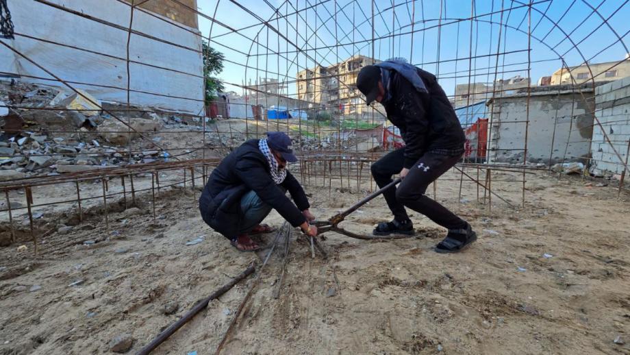 فلسطيني من خان يونس يحوّل ركام منزله إلى درع يحمي عائلته من الشتاء