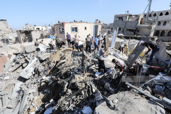 قصف مدفعي إسرائيلي ونسف مبان سكنية شمال غزة وجنوبها