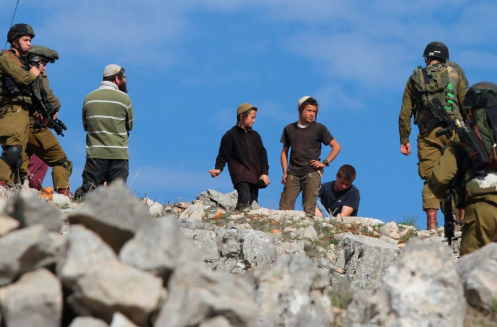 الاحتلال يعتقل مواطنا ومستعمرون يسرقون مركبة بمسافر يطا