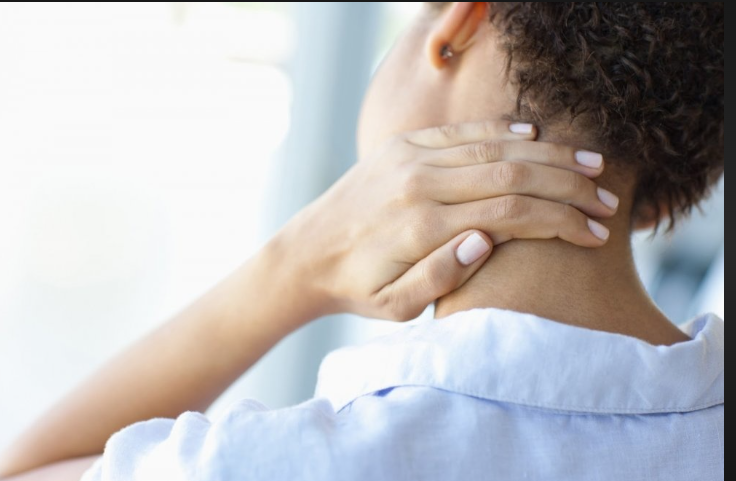 تشنج الرقبة ..  سبب خفي يقف وراء نوبات الصداع النصفي