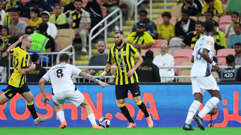 متى أول مشاركة لكريم بنزيما بقميص الهلال؟