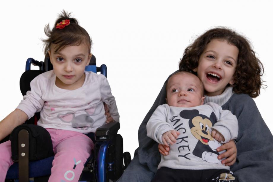 ثلاثية الألم ..  مرض وتجويع وحصار يهدد حياة "علاء" و"سعادة"  