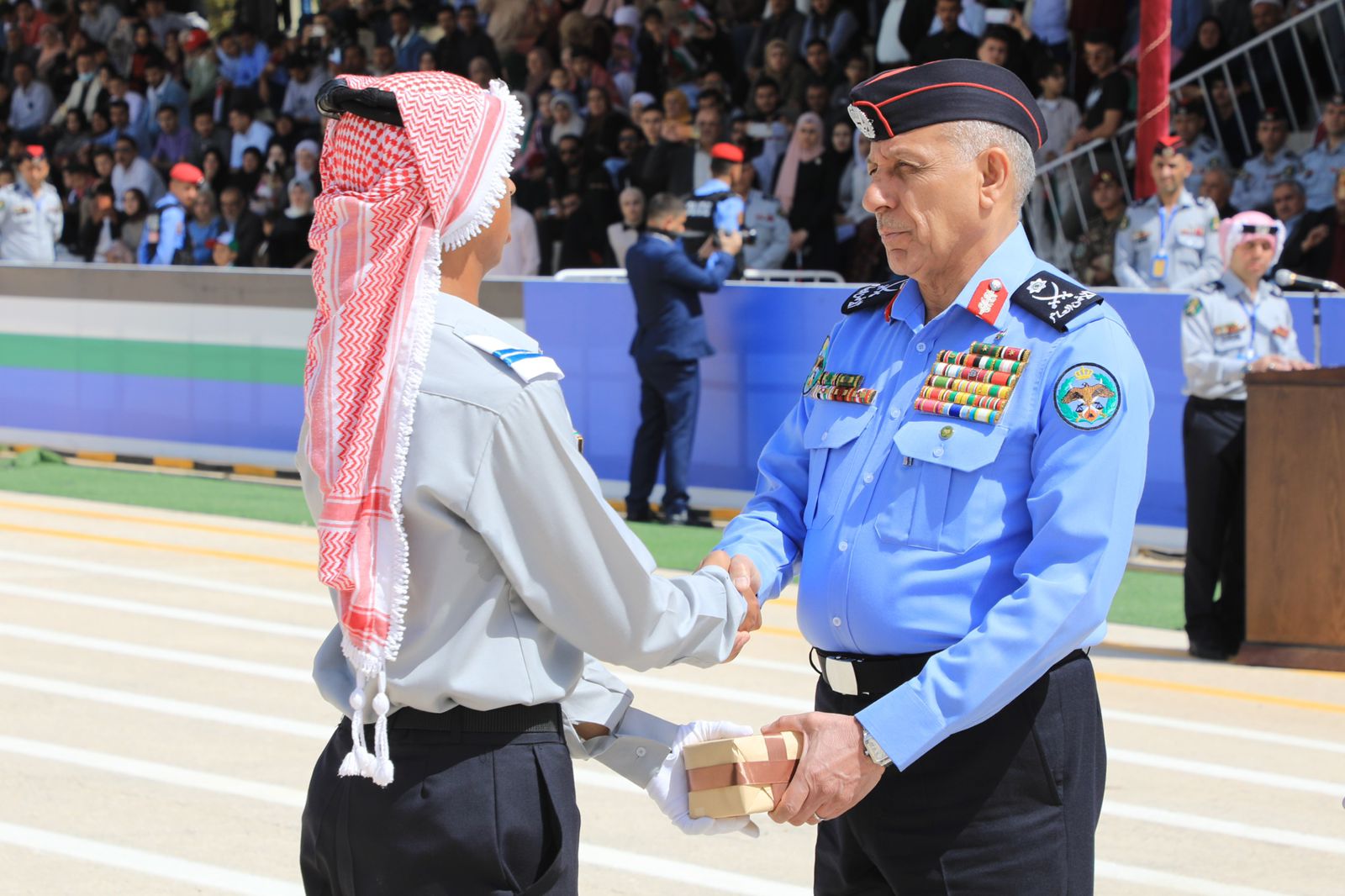 مدير الأمن العام يرعى حفل تخريج طلبة كلية الدفاع المدني 