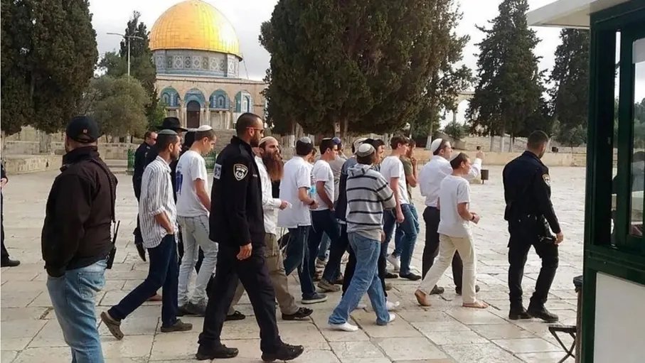 عشرات المستوطنين يقتحمون الأقصى