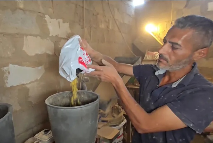 غزيون يعجنون البقوليات ويطحنون المعكرونة لمواجهة كابوس المجاعة
