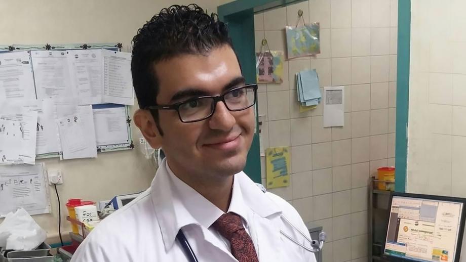 همام اللوح ..  الطبيب الذي اختار البقاء مع مرضاه حتى الشهادة 