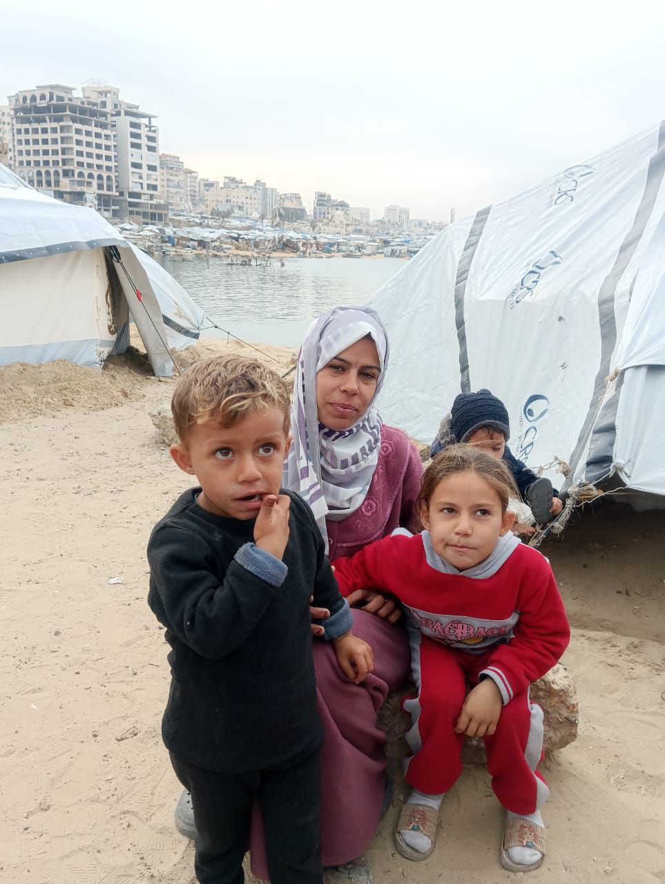 الصَّقيع يأكل أجساد نازحي غزَّة ..  وتحذيرات من مخاطر صحِّيَّة محدقة  