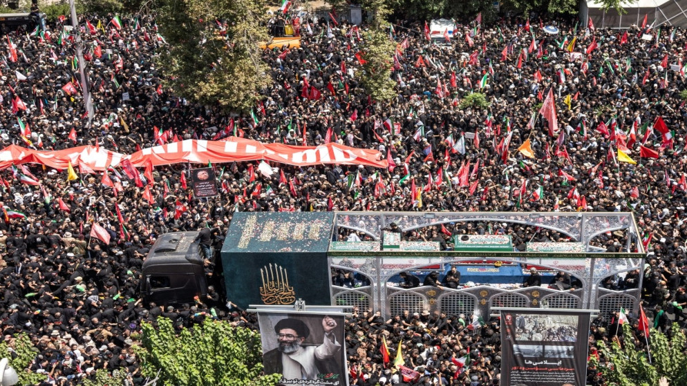 حشود غفيرة تشارك في وداع خامنئي في مدينة قم