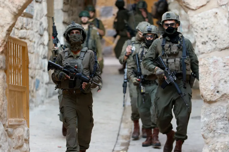 مواجهات مع الاحتلال بالخليل ومستوطنون يهاجمون قرية بسلفيت