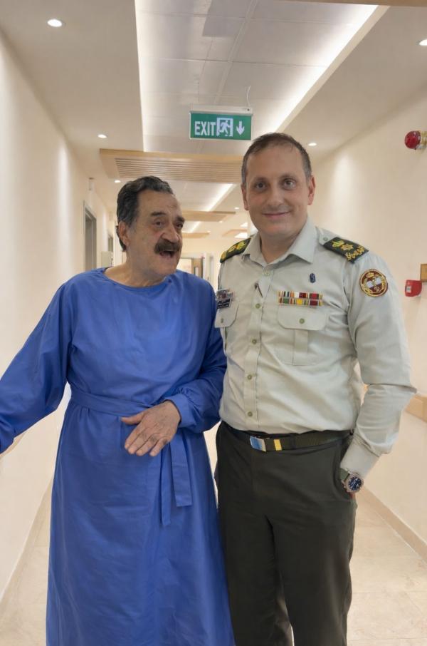 الدكتور أبو كف يجري جراحة متطورة للفنان ماهر خماش