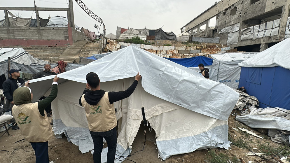 "الخيرية الأردنية الهاشمية" توزع خيام إيوائية للأسر المتضررة في غزة