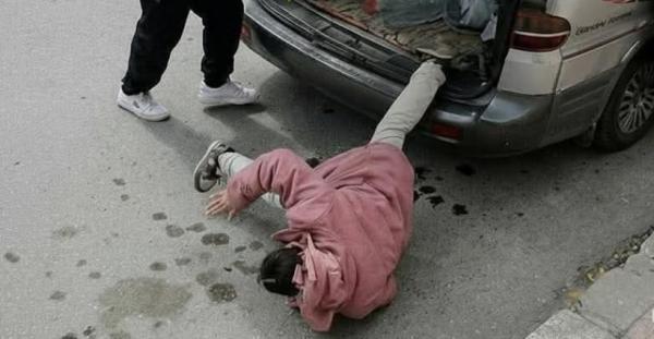 المدعي العام يوقف سائق حافلة ألقى طفلته أرضا 7 أيام 