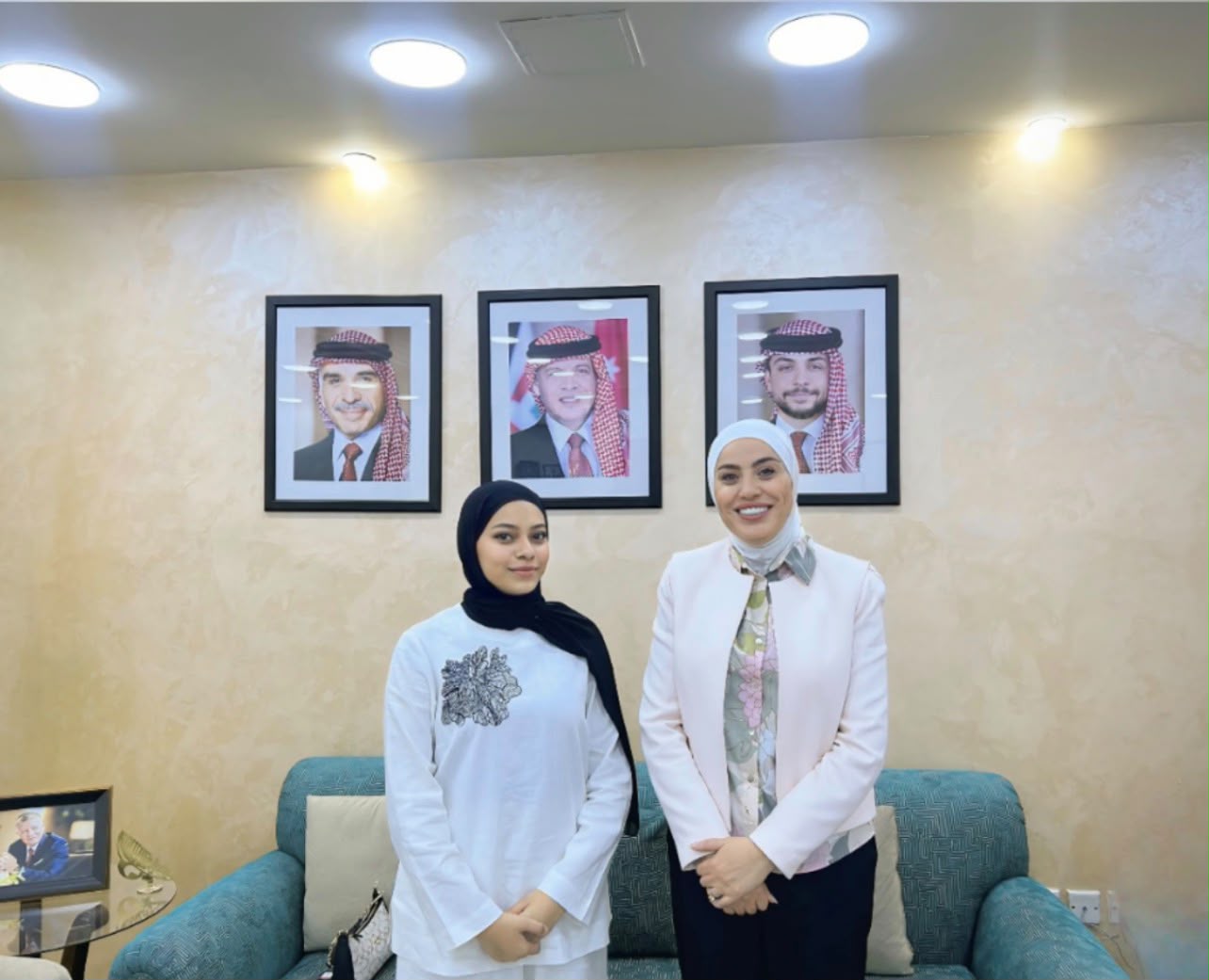 وزيرة التنمية الاجتماعية بني مصطفى تلتقي الطالبة ميريام السعايدة من مدارس الرأي