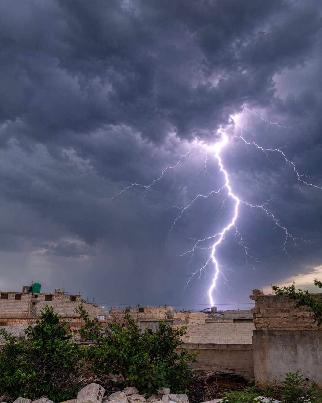 الخبير الجوي الفلسطيني نايف حجة يحذر من كميات أمطار ضخمة على بلاد الشام
