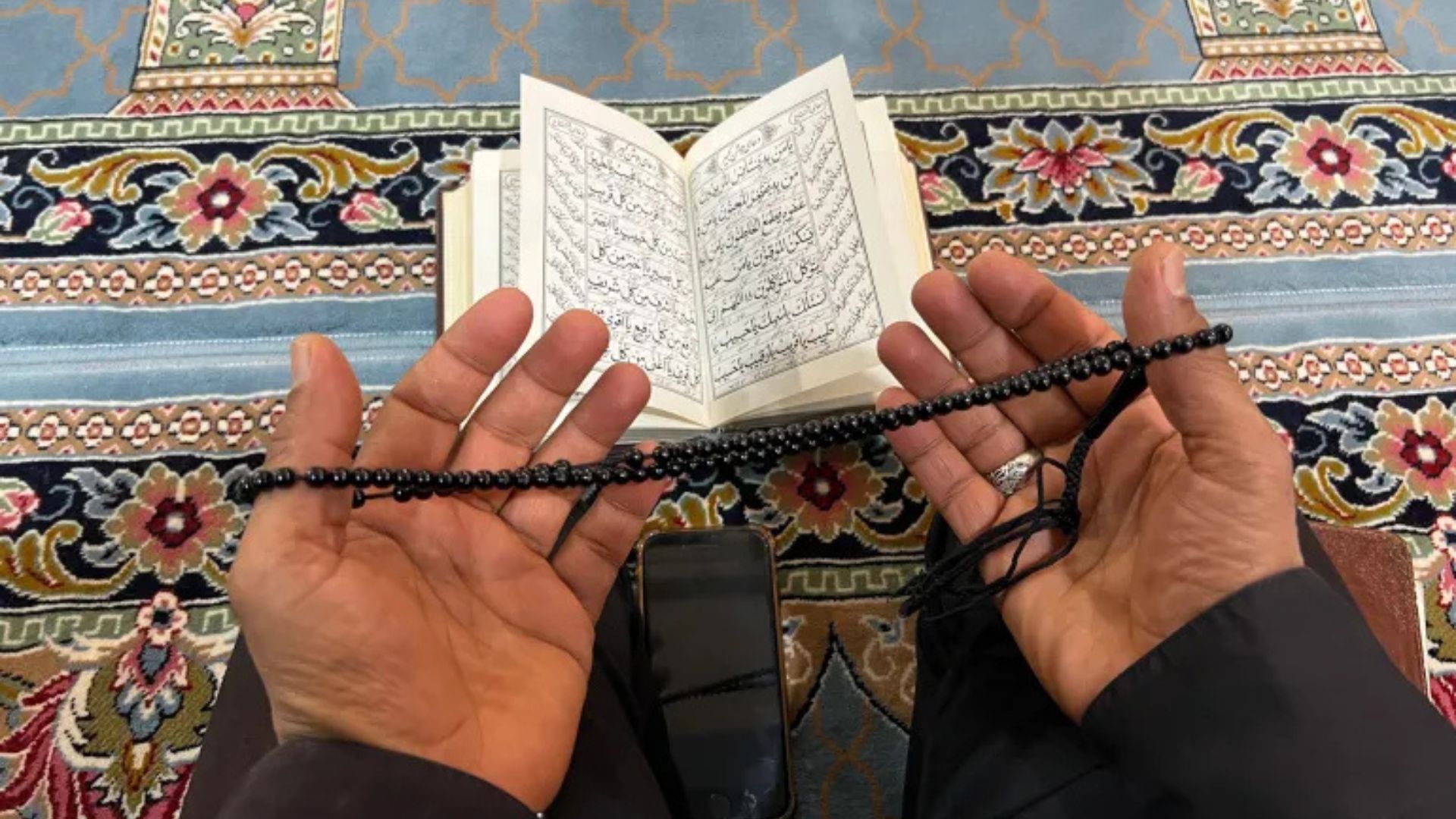 الأردنيون يُحيون ليلة القدر وأكفهم مرفوعة بالدعاء بأن يحفظ الأردن وأمنه 