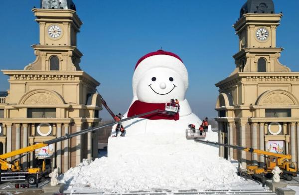 في 11 يوما فقط  ..  الصين تبني رجل ثلج بارتفاع 6 طوابق