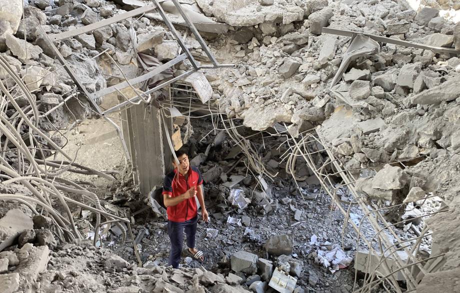 قبور بلا شواهد ..  عائلات غزة تبحث عن حق الدفن تحت الركام 