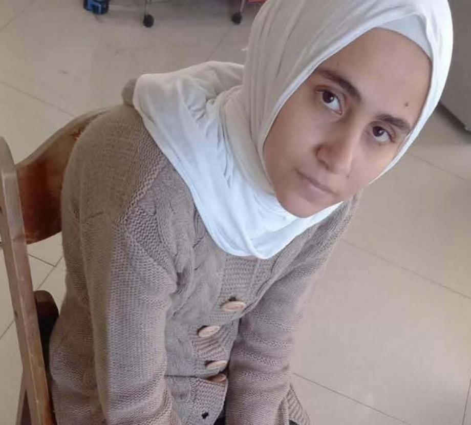 أنصاف ..  طفلة غزية تحاصرها الحرب والمرض وسباق الوقت 