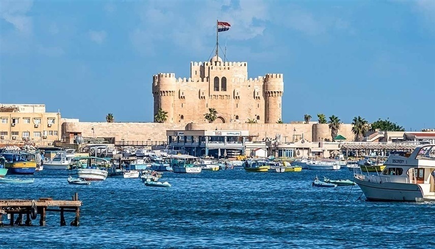 مصري يفتح بيته مصيفاً مجانياً للأيتام في الإسكندرية