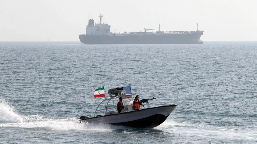 إيران تعتقل 18 من أفراد طاقم ناقلة أجنبية احتجزتها بخليج عمان