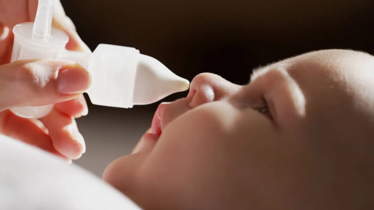طرق مجربة لاستخدام قطرات الأنف لطفلكِ الرضيع بأمان