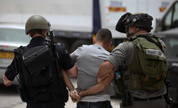 الاحتلال يعتقل 15 فلسطينيا من الضفة والقدس 