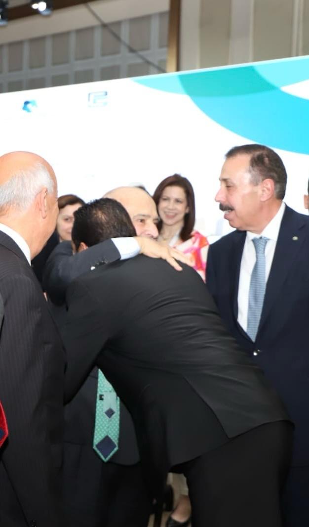 يا ما أحلى العناق إذا فيه ريحة شماغ أبوي