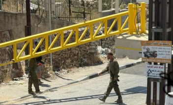 الاحتلال ينصب بوابة حديدية عند مدخل العيزرية