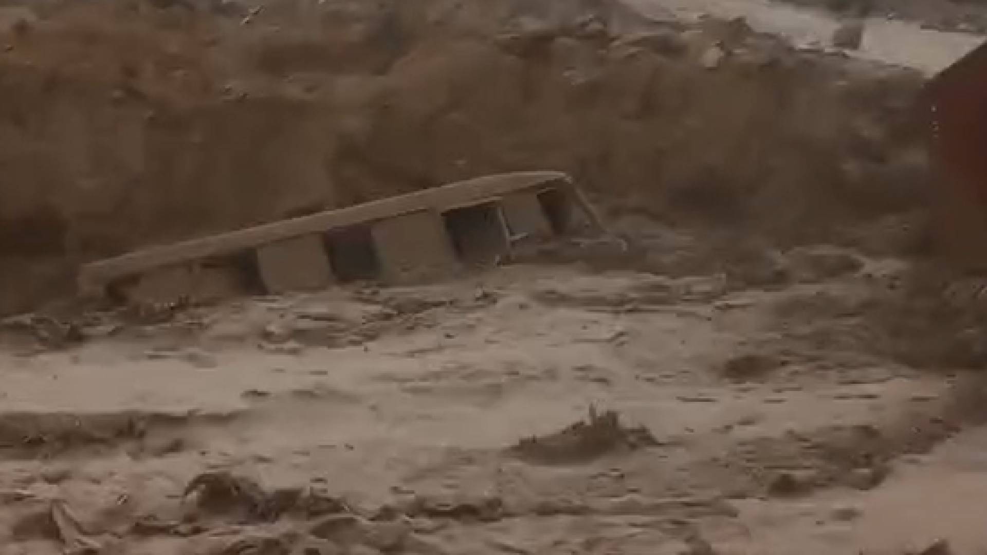 مصدر أمني: الحافلة التي جرفتها السيول في الزرقاء كانت خالية من الركاب