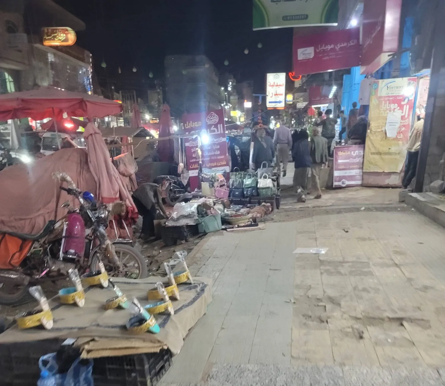 «قطعة قطعة» ..  أسر يمنية تضطر لبيع أثاثها المستعمل لشراء الطعام