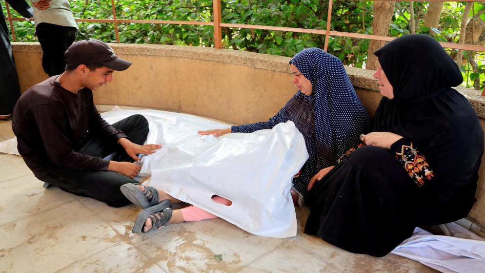 25 شهيدا من المجوعين بغارات الاحتلال جنوبي غزة