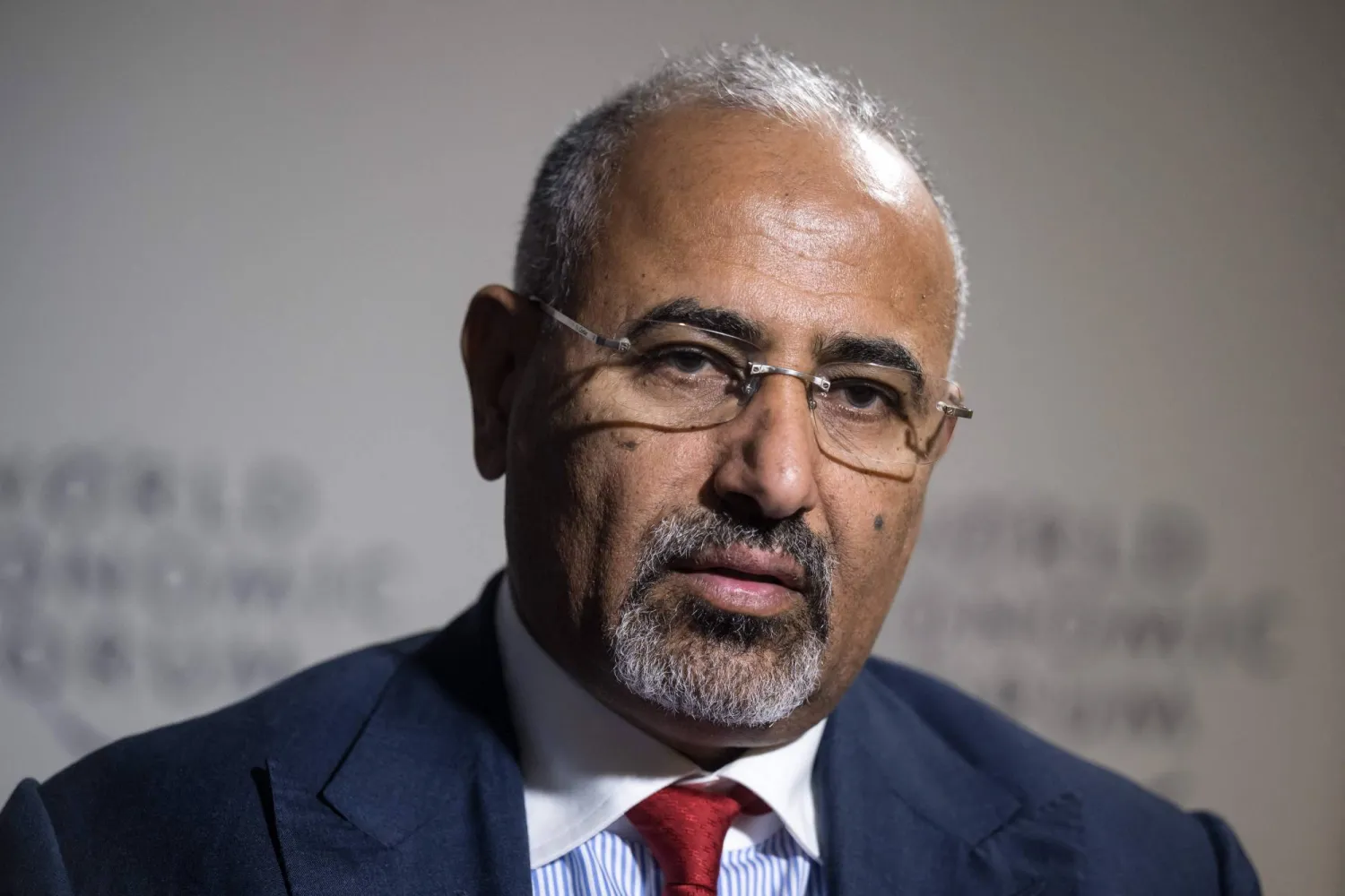 عيدروس الزبيدي يواجه تحقيقات فساد ونهب عقارات