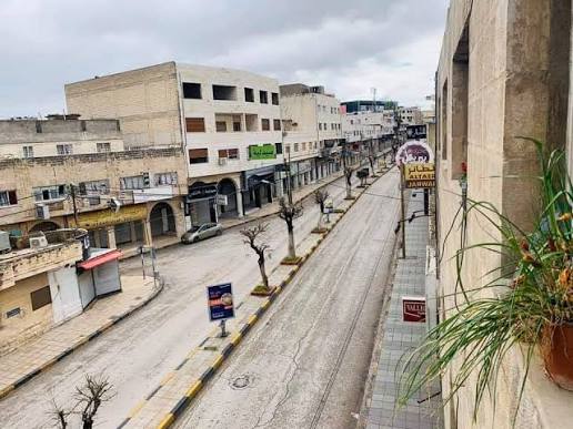 من شارع مكتظ بالحركة إلى محال مغلقة ..  ماذا يحدث في شارع الحصن بإربد؟