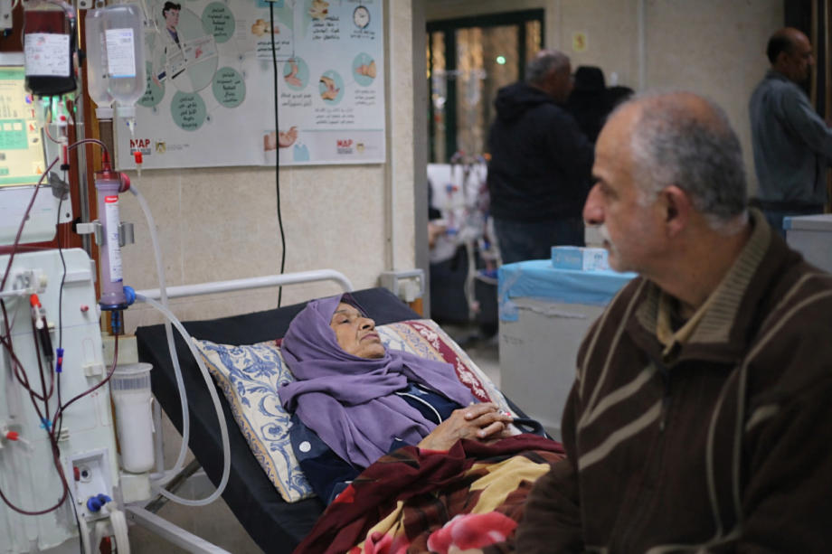 الشابة المدهون ..  صراع مع المرض وسط تأخر للسفر  