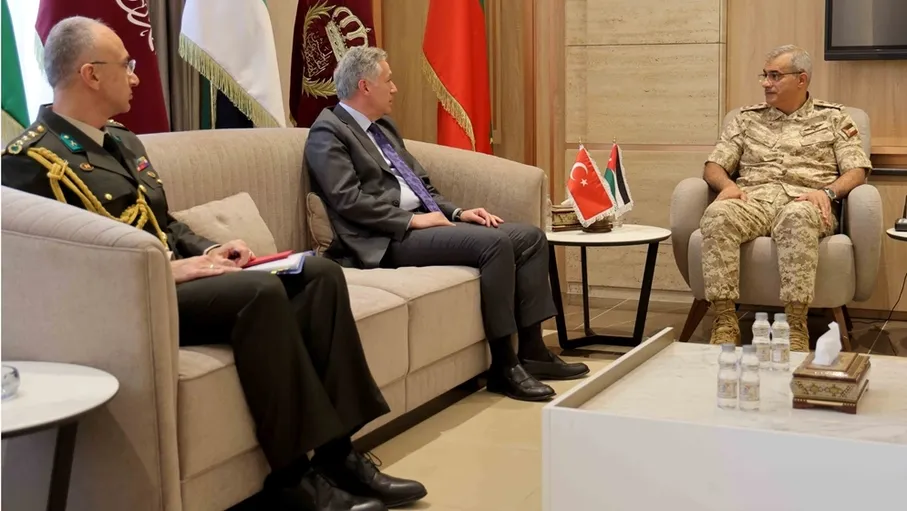 الحراسيس والسفير التركي يبحثان تعزيز التعاون العسكري والعلاقات الثنائية 
