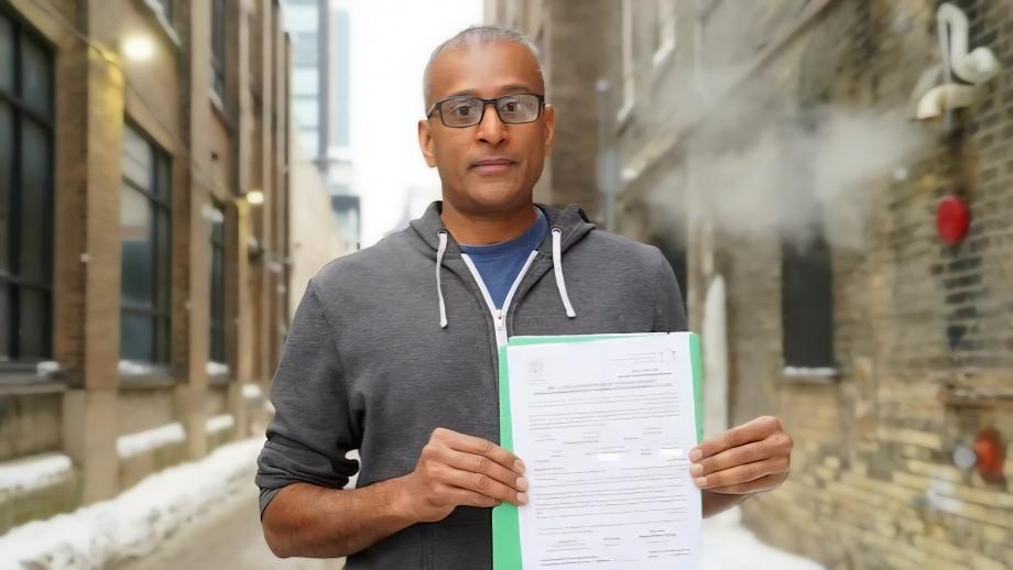 طبيب كندي: منعني الإسرائيليون دخول غزة كوني أحمل سماعات وضمادات 