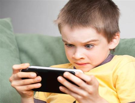 أضرار ونصائح ..  ما العمر المناسب لاستخدام الأطفال للهواتف الذكية؟