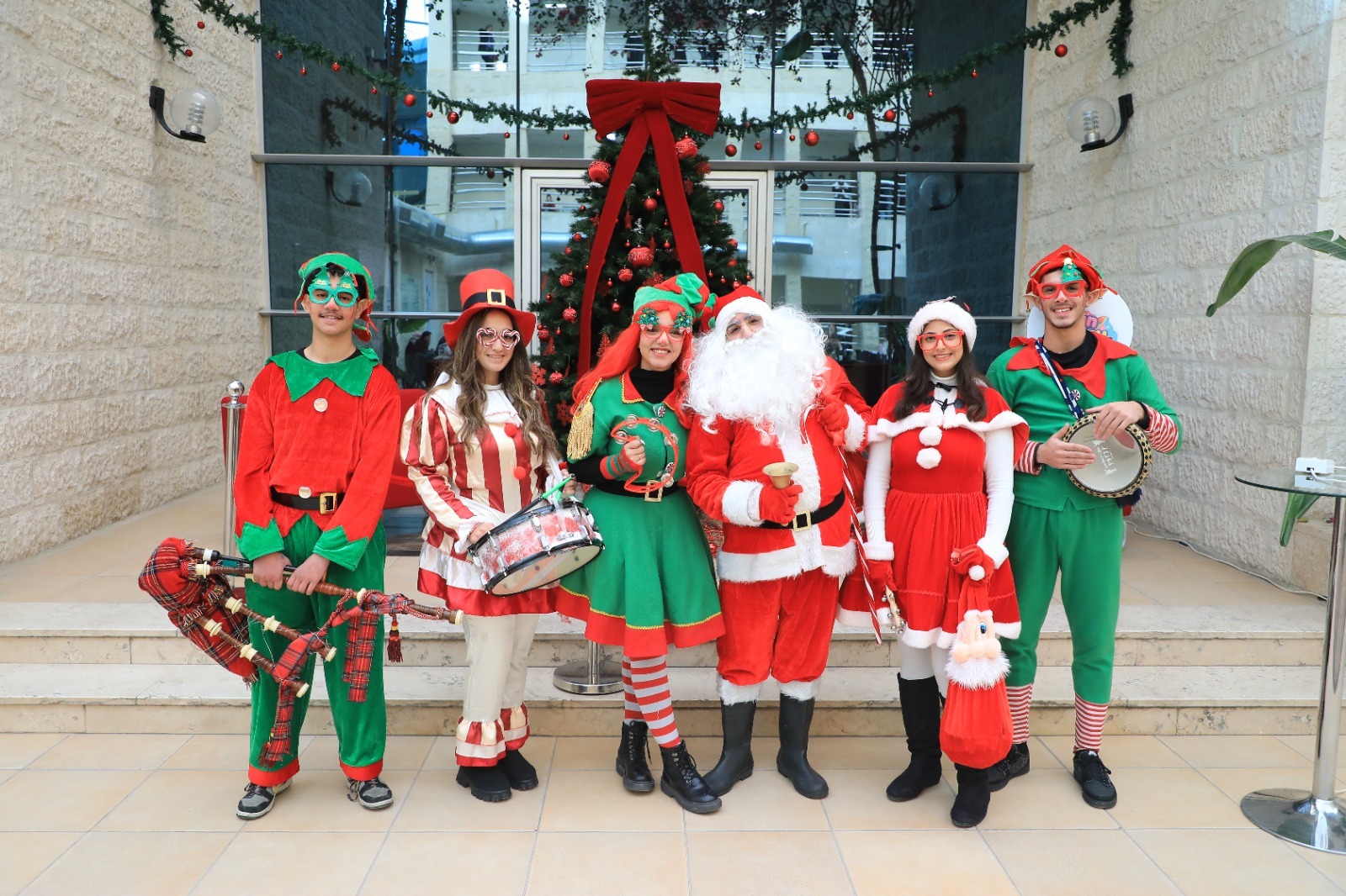 "الشرق الأوسط" تحتفي بإضاءة شجرة الميلاد