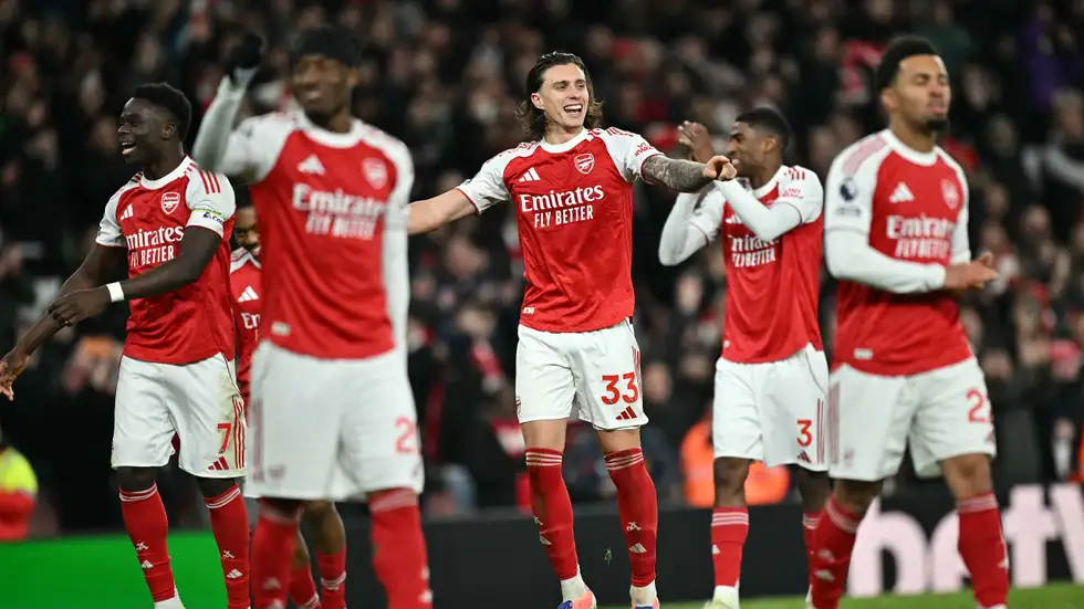 بهاتريك إيزي ..  آرسنال يزلزل لندن بسحق توتنهام