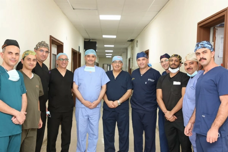 الخدمات الطبية الملكية تجري عمليات نوعية في جراحة الغدد الصماء بتقنيات حديثة