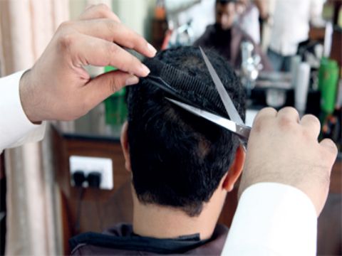 تسعيرة الحلاقين تثير الجدل… والمواطن يتساءل: من بقي لم يهدد برفع الأسعار؟